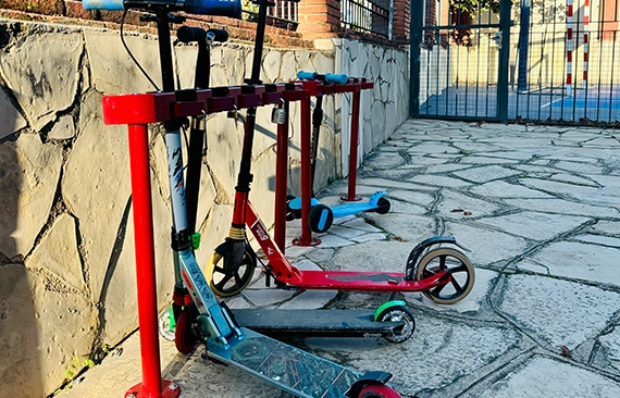 ESTRENEM APARCAMENT DE BICICLETES I DE PATINETS A L’ESCOLA!